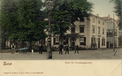 16045 Gezicht op de voor- en rechtergevel van het hotel Broedergemeente (Het Rond 7) te Zeist uit het oosten.N.B. Later ...